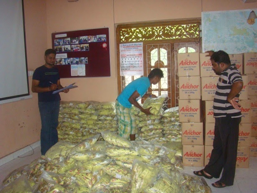 AMCOR provided dry Food packages for 3275 families in Seven villages of Batticaloa who are affected by Floods in 2014/2015.